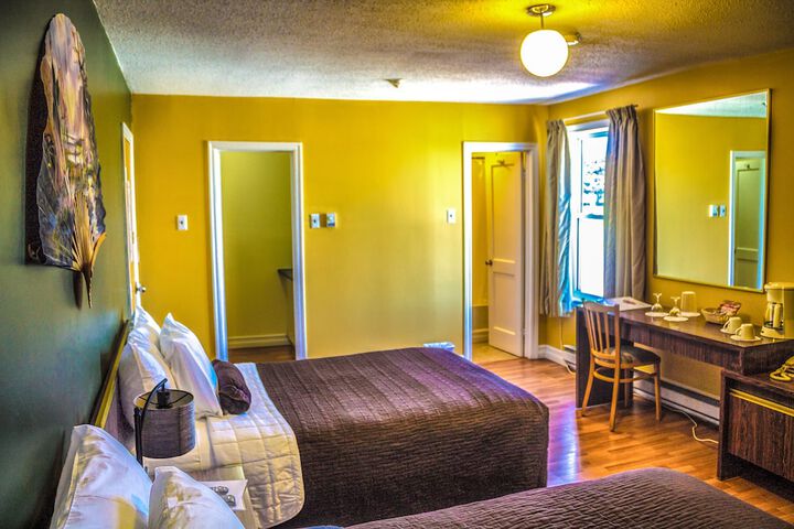 Room 6 of 10