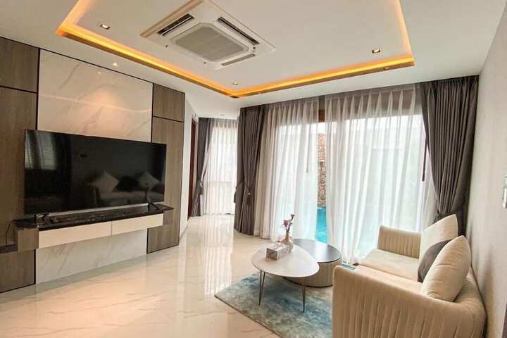 Room 33 of 76