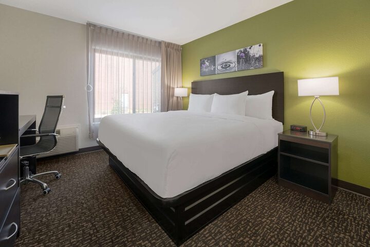 Efficiency King Bed Accessible (6 of 11)