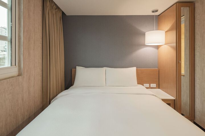 Room 3 of 76