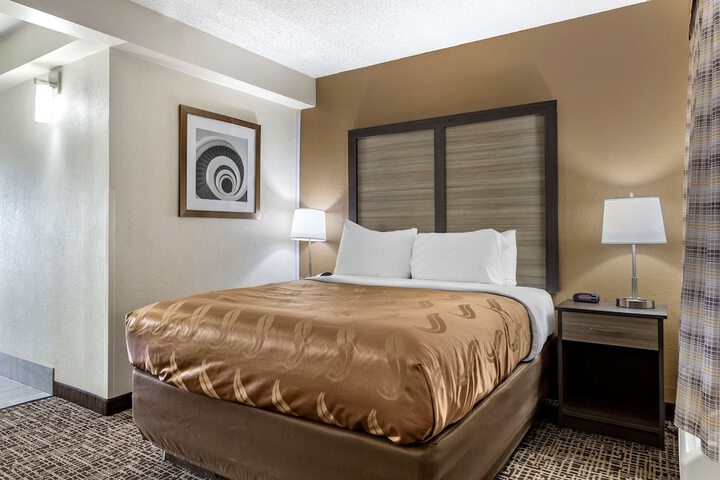 1 Queen Bed (4 of 8)