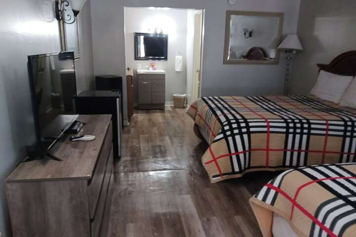 Deluxe Single Queen Bed (10 of 50)