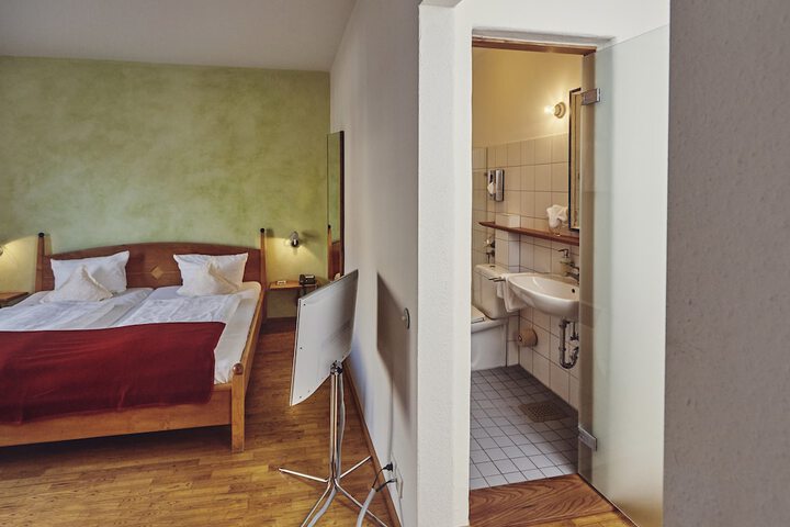 Room 5 of 108