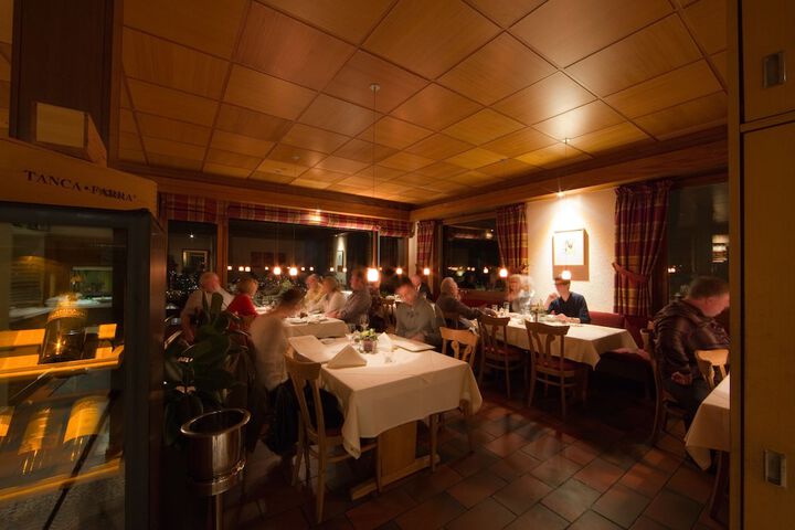 Dining 40 of 61