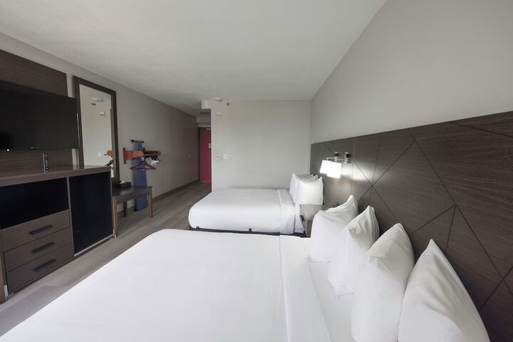 2 Queen Beds (6 of 13)