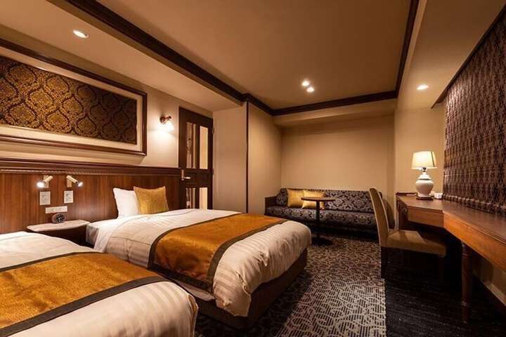 Room 9 of 28