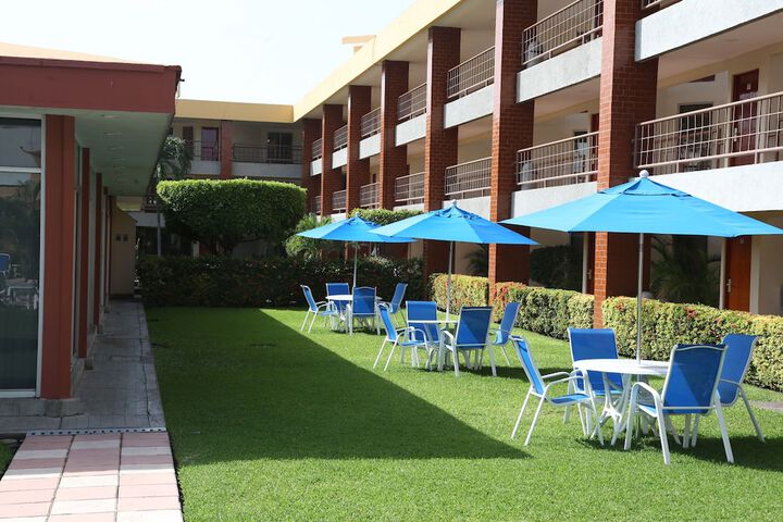 Hotel Exterior 50 of 52