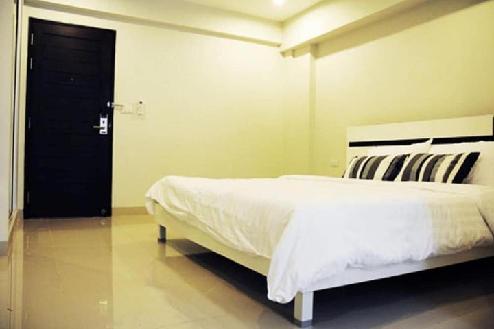 Room 10 of 42