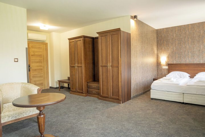 Room 5 of 9