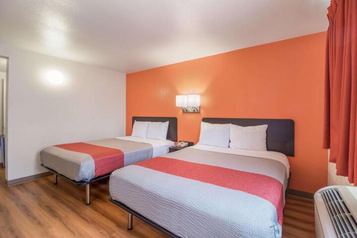2 Queen Beds (1 of 6)