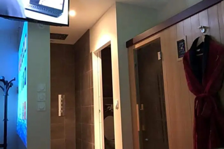 Room 8 of 12