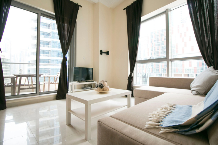 STYLISH APT IN HEART OF MARINA 5 WALK TO BEACH