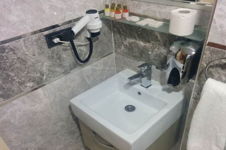 Room 8 of 11