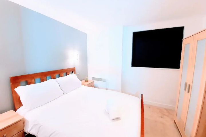 Room 4 of 9