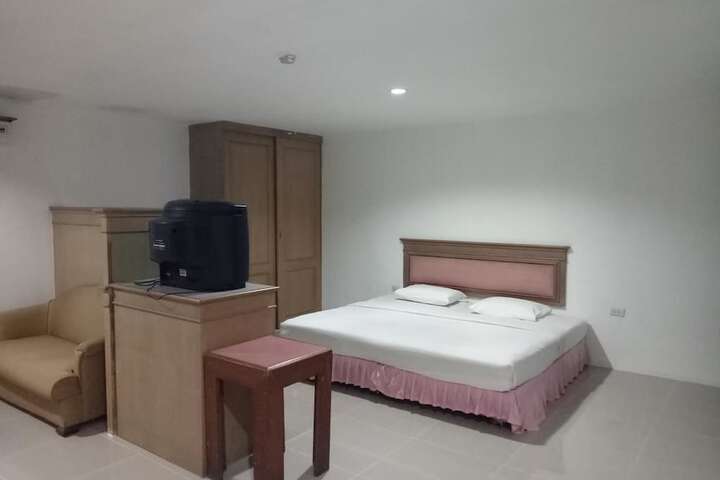 Room 7 of 32