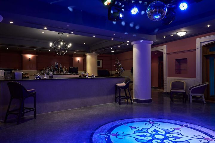 Lounge 107 of 134