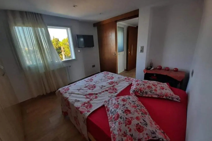 Room 5 of 13
