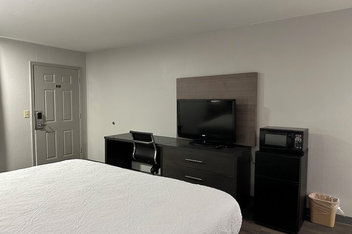 1 King Bed (8 of 8)
