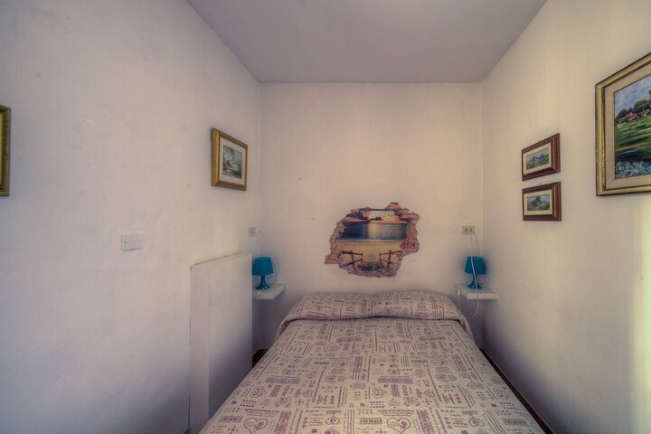 Room 11 of 48