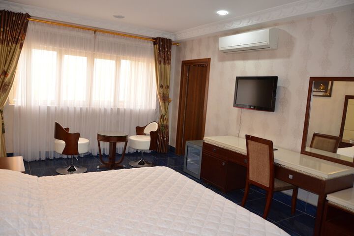 Room 7 of 28