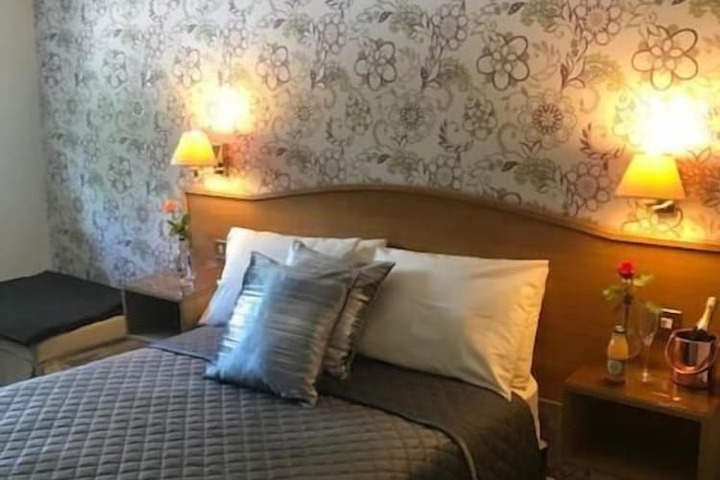 Room 6 of 17