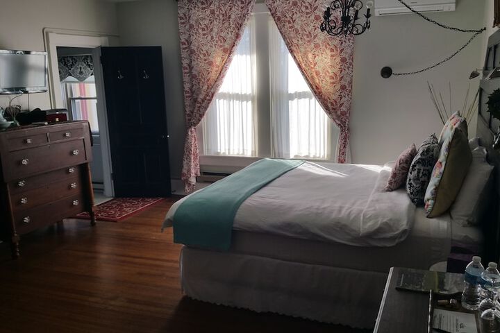 Room 27 of 198