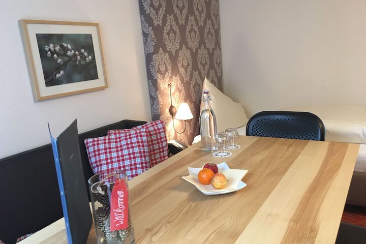 Room 6 of 83