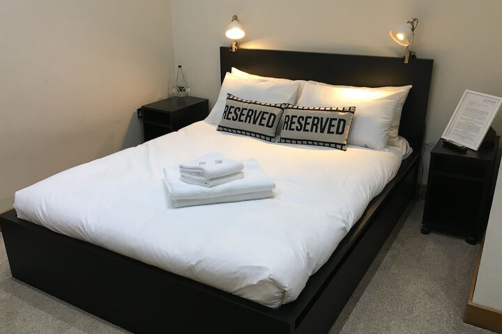Room 4 of 9