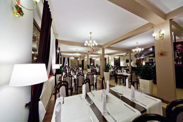 Dining 34 of 47