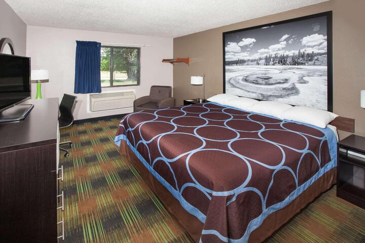 1 King Bed (5 of 10)