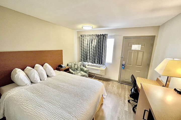 1 Queen Bed (1 of 16)