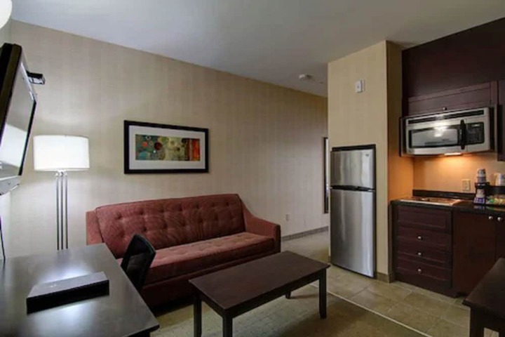 1 King Accessible Comm Assist Roll in Shower Microwave, Refrigerator WiFi Full Breakfast (3 of 25)