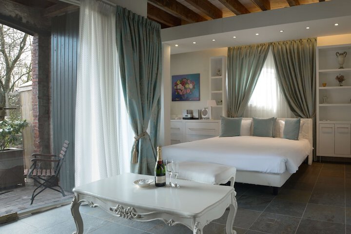Room 6 of 32