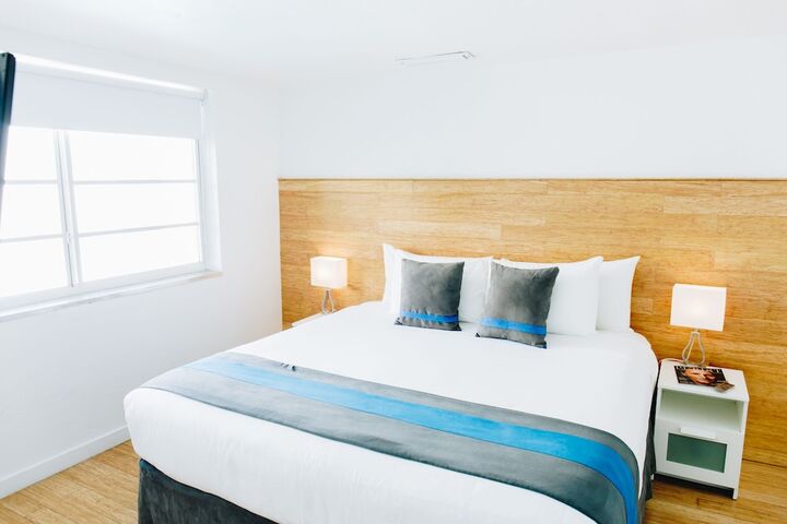 1 Queen Bed (2 of 7)