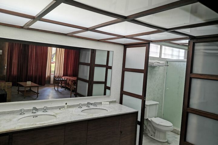 Room 9 of 33