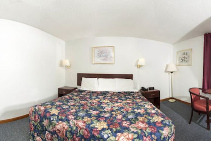 1 Queen Bed (2 of 7)