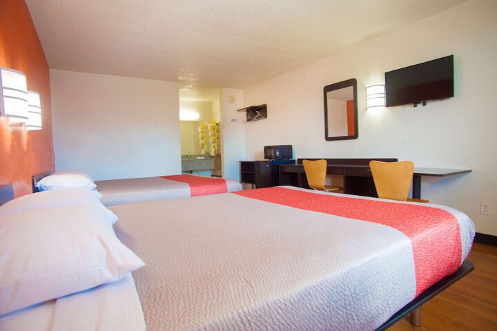 2 Queen Beds (2 of 5)