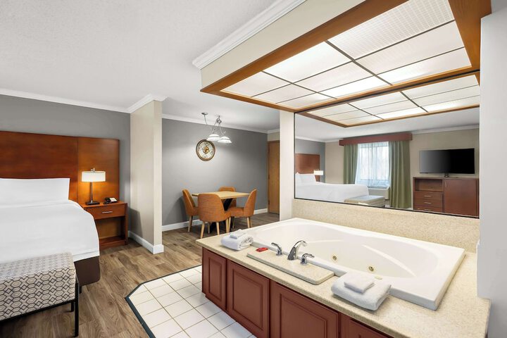 1 King Accessible Comm Assist Bathtub Microwave, Refrigerator Full Breakfast (21 of 33)