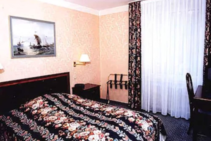 Room 11 of 32