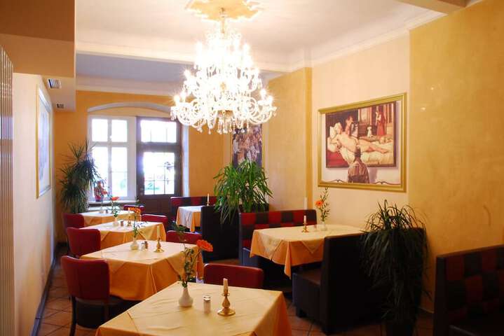 Dining 17 of 19