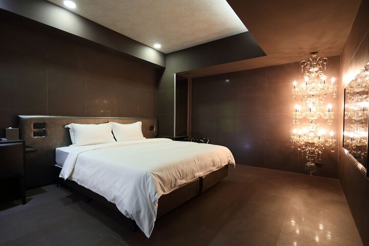 Room 42 of 74