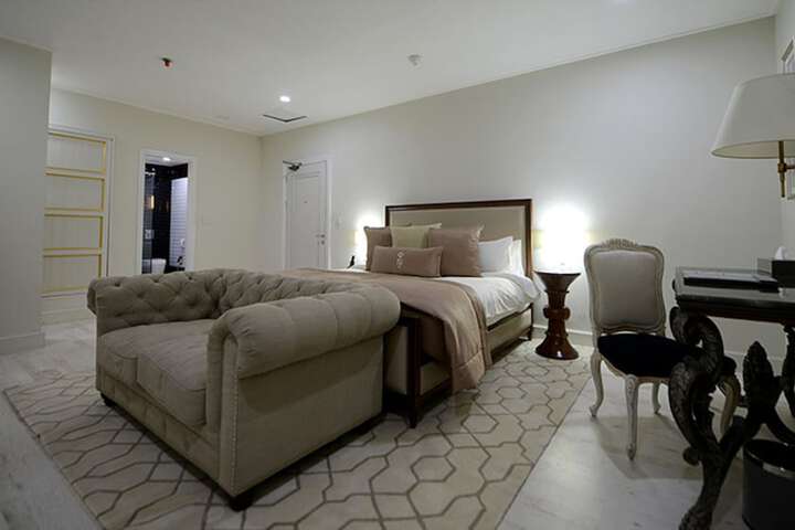Room 7 of 94