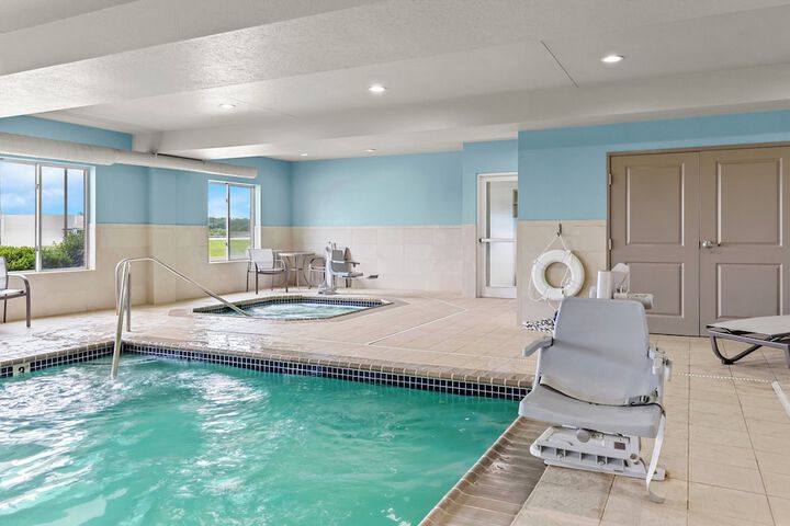 Swimming pool at Holiday Inn Express & Suites Vandalia by IHG