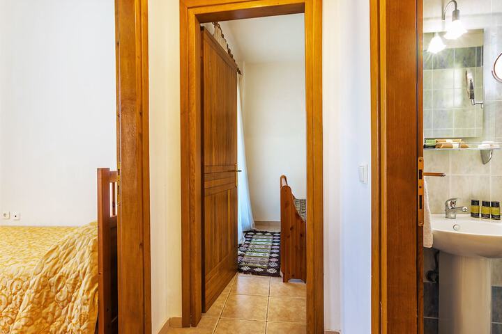 Room 23 of 182
