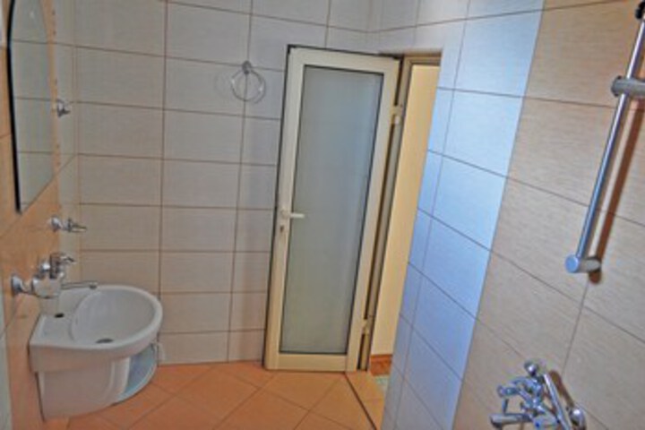 Room 4 of 33