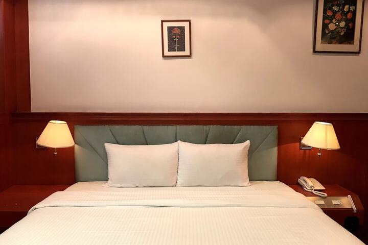 Room 8 of 74