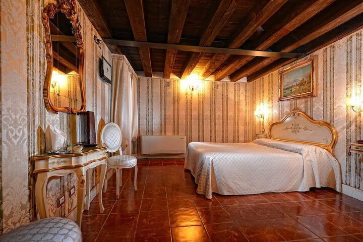 Room 5 of 22