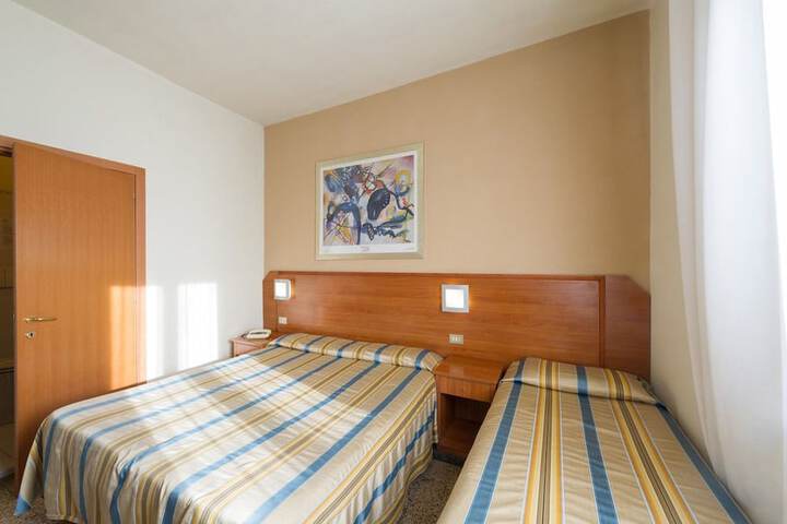 Room 9 of 36