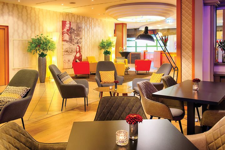 Lounge 26 of 45