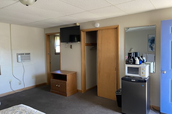 Basic Double Room (2 of 3)